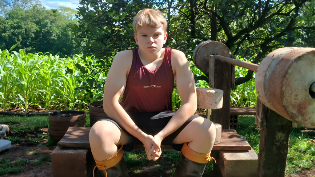 A imagem mostra Miguel na "academia da roça" que foi criada por ele mesmo