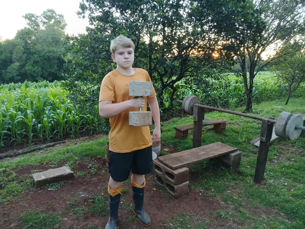 Miguel com um halter feito de concreto