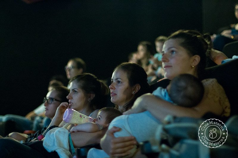 ONG traz cinema para as mães